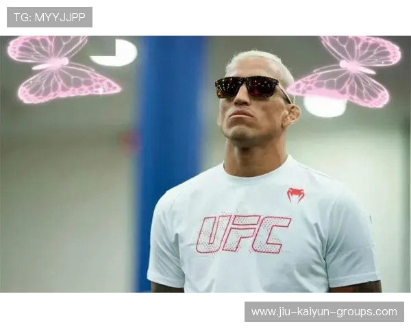 UFC 男选手被女选手摁住全场爆笑